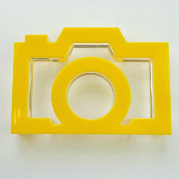 Kamera - stilisiert | &quot;Sandwich&quot; aus klarem und gelben Acrylglas | ca. 145 mm lang