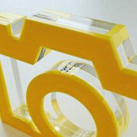 Kamera - stilisiert | "Sandwich" aus klarem und gelben Acrylglas | ca. 145 mm lang