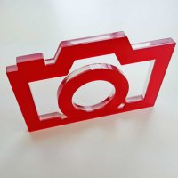 Kamera - stilisiert | &quot;Sandwich&quot; aus klarem und rotem Acrylglas | ca. 217 mm lang