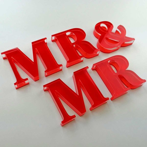 MR &amp; MR | Schriftzug | &quot;Sandwich&quot; aus klarem und rotem Acrylglas | 85 mm hoch